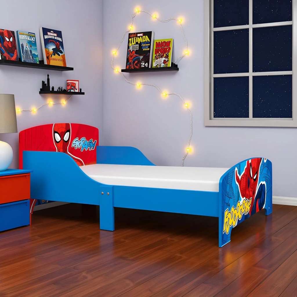 Dětská postel Spider-Man je ideální jako první velká postel pro děti od 3 let. Pevná dřevěná konstrukce s MDF panely, ochranný