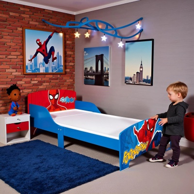 Dětská postel Spider-Man je ideální jako první velká postel pro děti od 3 let. Pevná dřevěná konstrukce s MDF panely, ochranný
