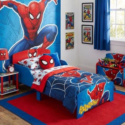 Dětská postel Spider-Man je ideální jako první velká postel pro děti od 3 let. Pevná dřevěná konstrukce s MDF panely, ochranný