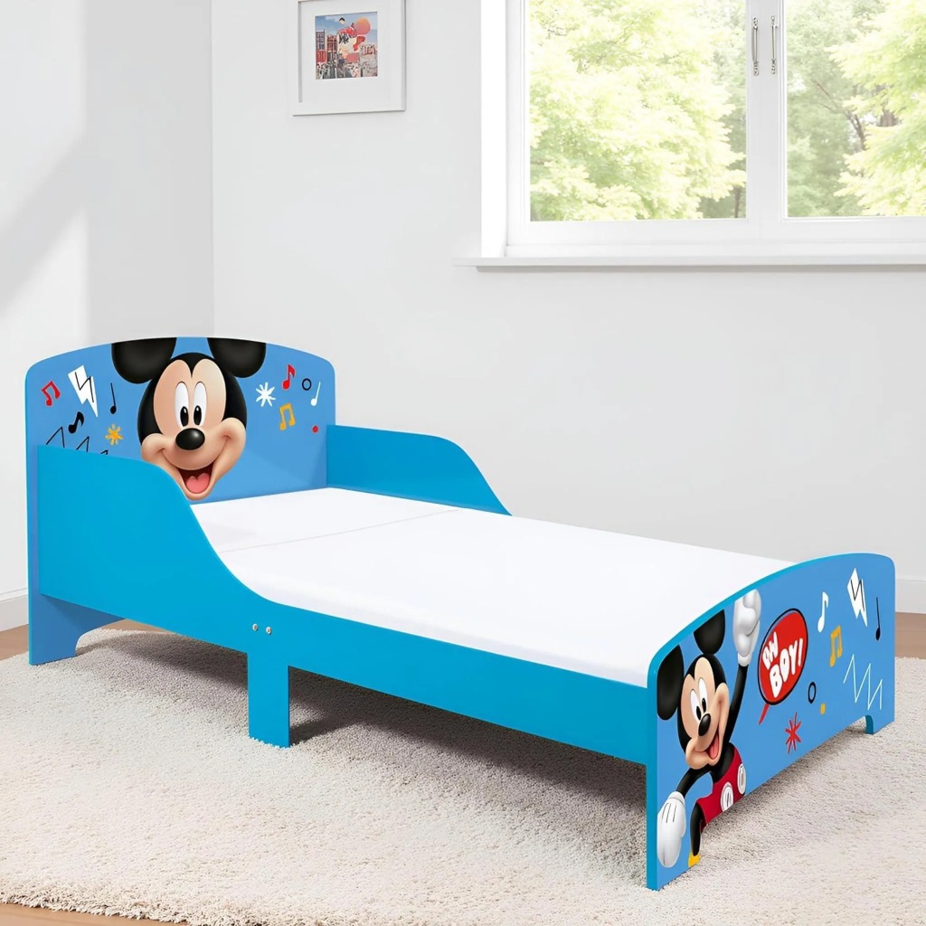 Dětská postel Mickey Mouse je ideální první velkou postelí pro děti od 3 let. Pevná dřevěná konstrukce s MDF panely, ochrana