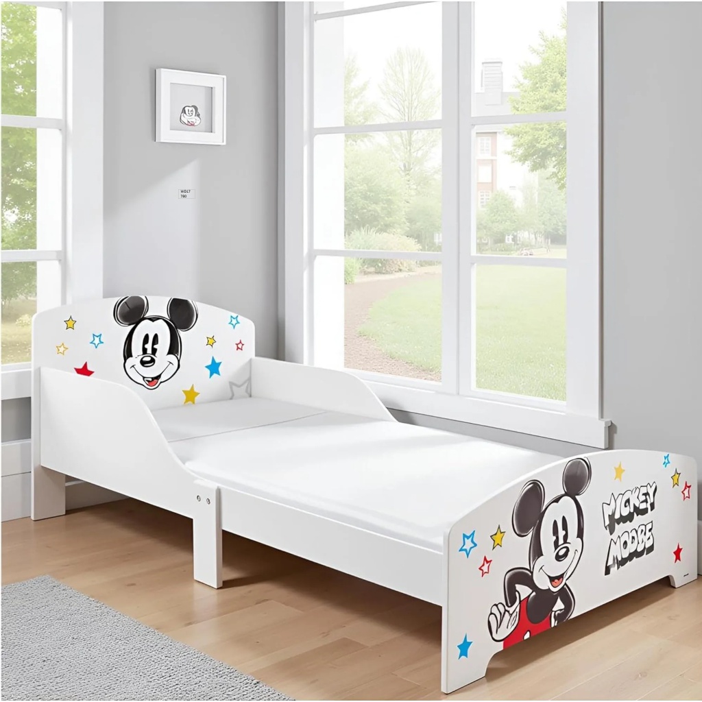 Dětská postel Mickey Mouse v elegantním bílém provedení je ideální volbou pro děti od 3 let. Pevná dřevěná konstrukce s MDF