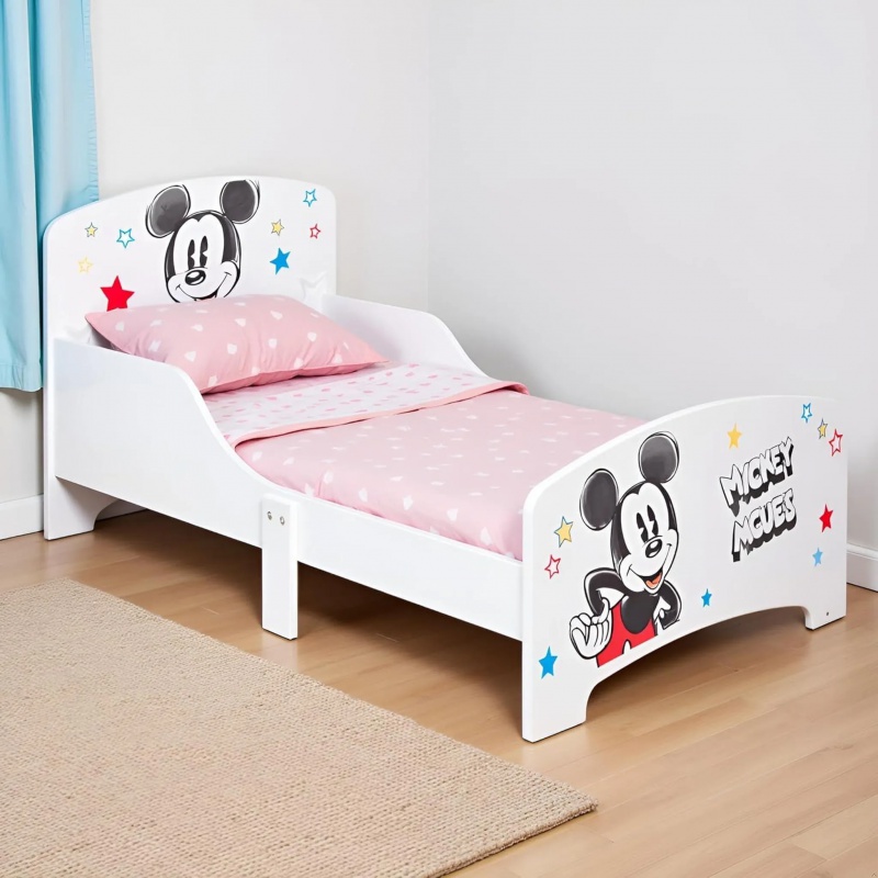 Dětská postel Mickey Mouse v elegantním bílém provedení je ideální volbou pro děti od 3 let. Pevná dřevěná konstrukce s MDF