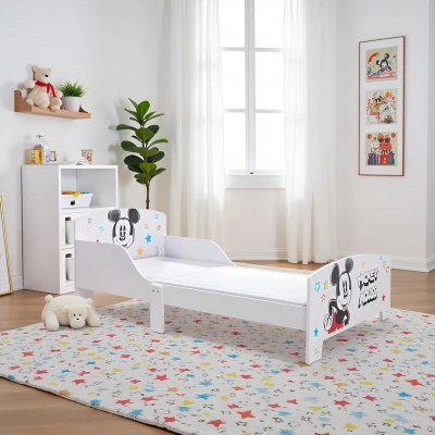 Dětská postel Mickey Mouse v elegantním bílém provedení je ideální volbou pro děti od 3 let. Pevná dřevěná konstrukce s MDF