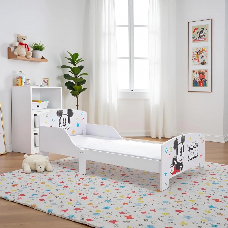 Dětská postel Mickey Mouse v elegantním bílém provedení je ideální volbou pro děti od 3 let. Pevná dřevěná konstrukce s MDF