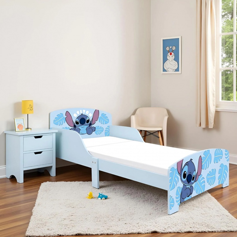 Dětská postel Lilo & Stitch je ideální první velkou postelí pro děti od 3 let. Pevná dřevěná konstrukce s MDF panely, ochr