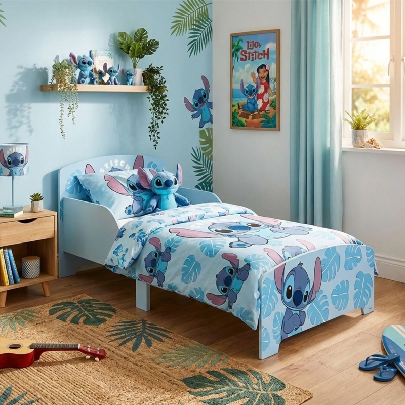 Dětská postel Lilo & Stitch je ideální první velkou postelí pro děti od 3 let. Pevná dřevěná konstrukce s MDF panely, ochr