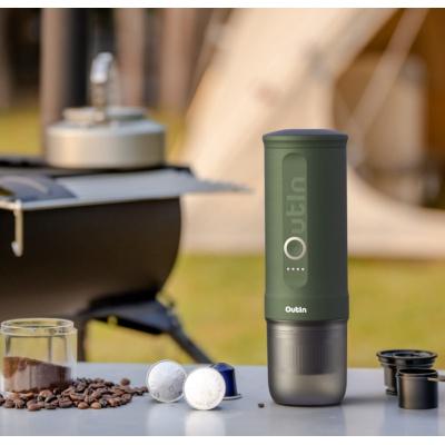 OutIn Nano přenosný espresso kávovar Forest Green s pouzdrem