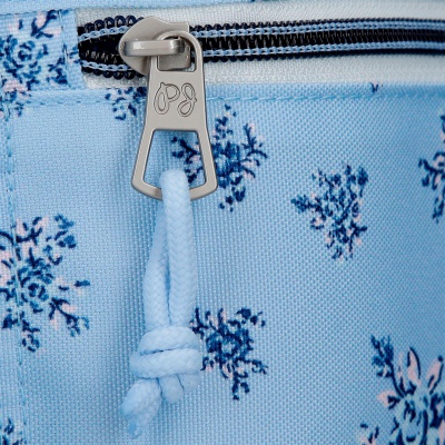 Školní batoh na kolečkách Pepe Jeans Olivia se světle modrým květinovým potiskem a odnímatelným vozíkem umožňuje použití jako b