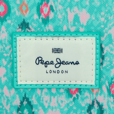 Školní batoh na kolečkách Pepe Jeans Sun s tyrkysovým vzorem a odnímatelným vozíkem umožňuje použití jako batoh i jako taška.