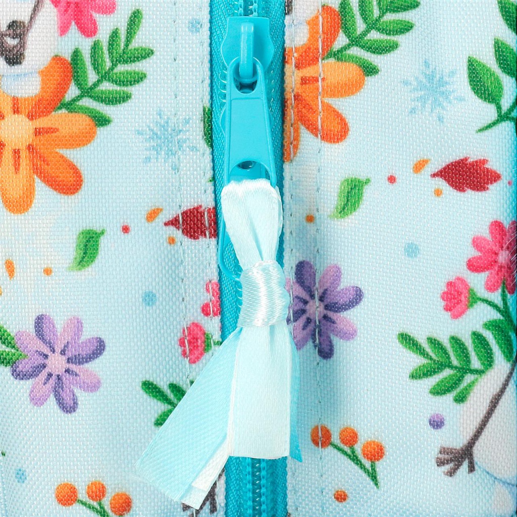 Školní batoh na kolečkách Frozen Forever s motivem oblíbených postaviček Elsy a Anny a květinovým vzorem umožňuje použití jak