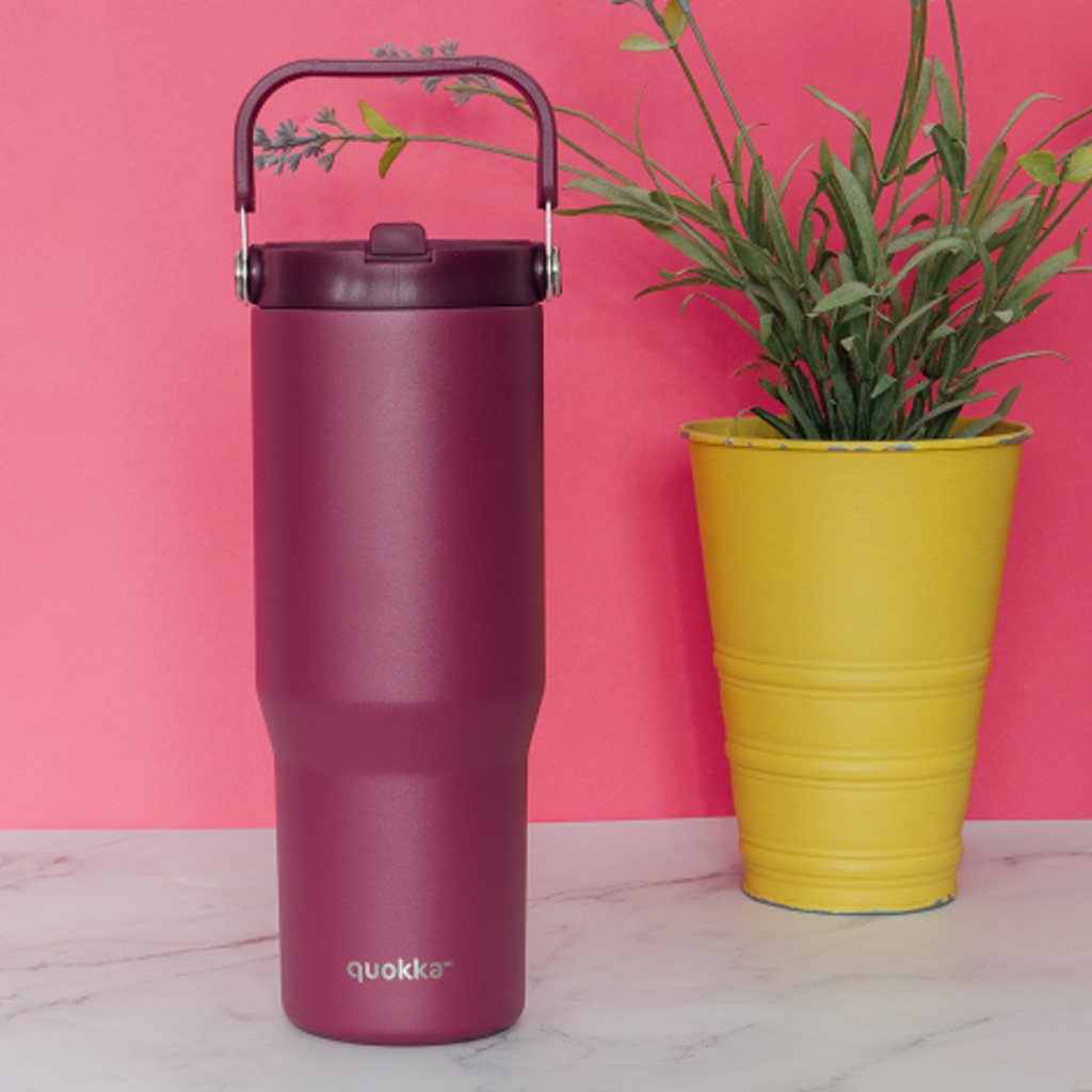 Nerezový termopohár Quokka Core Burgundy o objemu 860 ml je praktickým společníkem pro každodenní cesty, do práce i na výlety.
