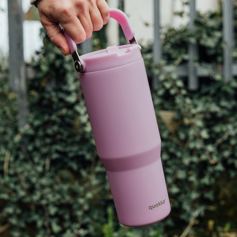 Nerezový termopohár Quokka Core Blossom Pink o objemu 860 ml je praktickým společníkem na každodenní cesty, do práce i na výle