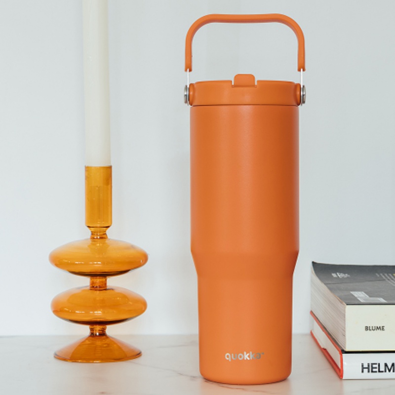 Nerezový termopohár Quokka Core Papaya Orange o objemu 860 ml je praktickým společníkem na každodenní cesty, do práce i na výl.