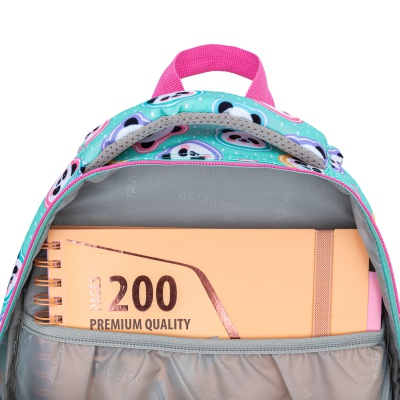 Menší školní batoh od značky AstraBAG je perfektním společníkem pro vašeho školáka.