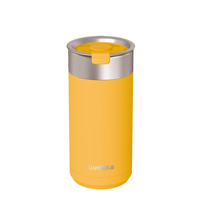 Nerezový termohrnek Quokka Boost o objemu 400 ml v designu Saffron Yellow. Díky dvojité vakuové izolaci udrží nápoje stude