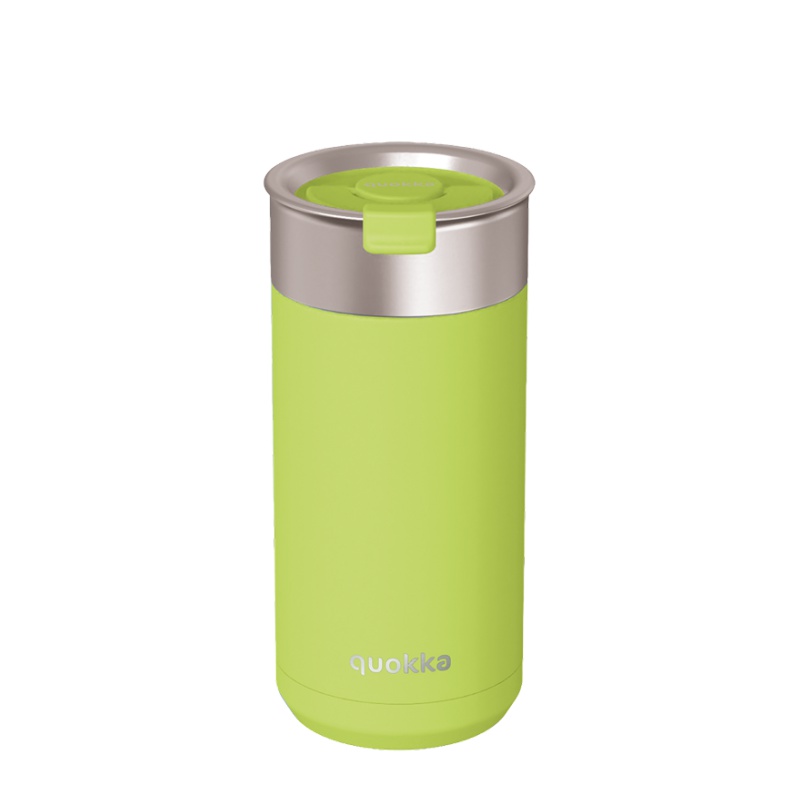 Nerezový termohrnek Quokka Boost o objemu 400 ml v designu Apple Green. Díky dvojité vakuové izolaci udrží nápoje studené