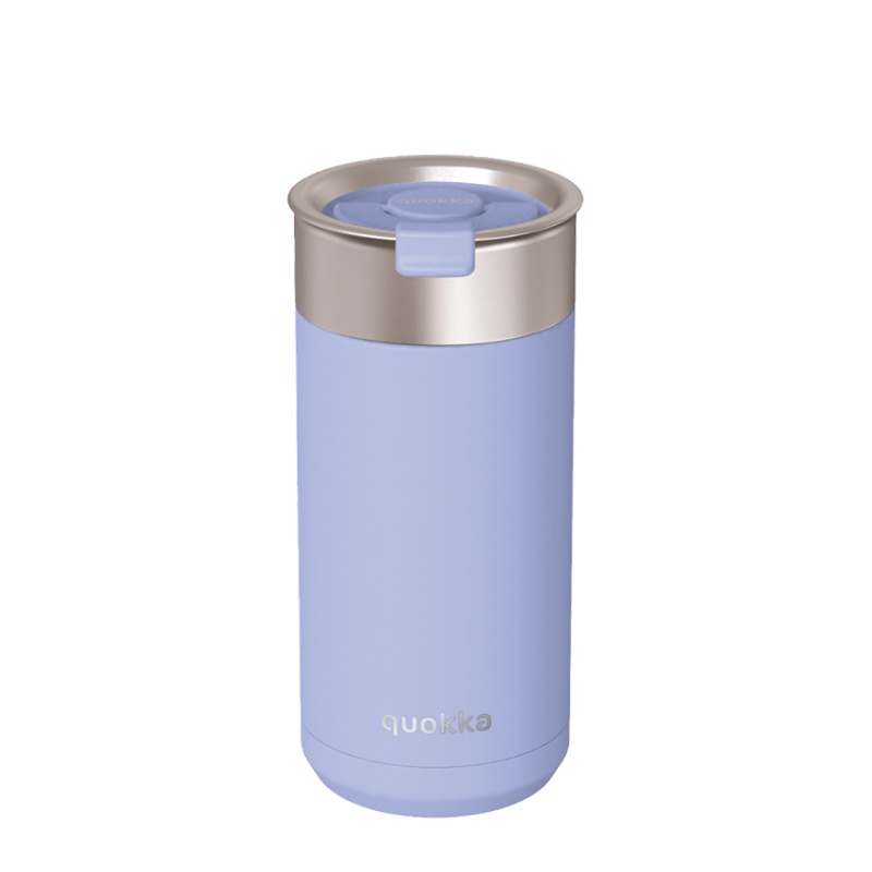 Nerezový termohrnek Quokka Boost o objemu 400 ml v designu Lavender. Díky dvojité vakuové izolaci udrží nápoje studené až
