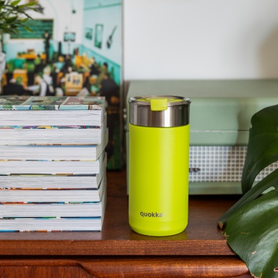 Nerezový termohrnek Quokka Boost o objemu 400 ml v designu Apple Green. Díky dvojité vakuové izolaci udrží nápoje studené