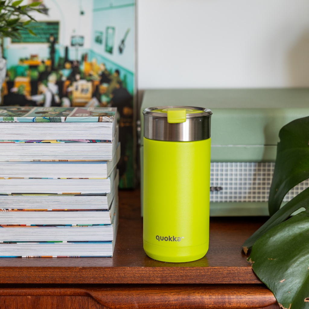 Nerezový termohrnek Quokka Boost o objemu 400 ml v designu Apple Green. Díky dvojité vakuové izolaci udrží nápoje studené