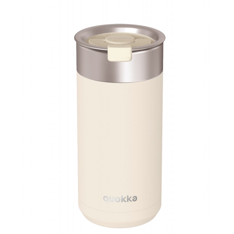 Nerezový termohrnek Quokka Boost o objemu 400 ml v designu Nude. Díky dvojité vakuové izolaci udrží nápoje studené až 10 h.
